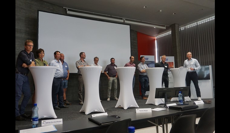 Zum Abschluss versammelten sich alle Referentinnen und Referenten auf dem Podium, um sich den Fragen aus dem Publikum zu stellen.