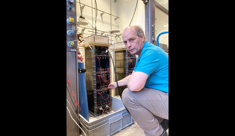 Professor Fabian Fischer im Labor der Westschweizer Fachhochschule in Sitten mit einem MEC-Säulenreaktor.  (© B. Vogel)