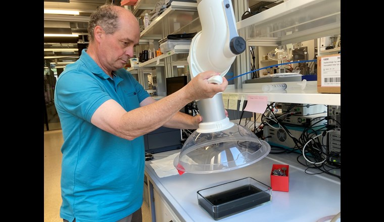 Fabian Fischer bedeckt eine Klärschlammprobe aus der ARA Châteauneuf mit einem Dunstabzug, um die Geruchsbelästigung zu vermindern. Der Klärschlamm mit einem Feststoffanteil von ca. 3% wird in der Mikrobiellen Elektrolysezelle mit hohem Wirkungsgrad in Methan umgesetzt.  (© B. Vogel)