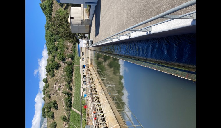 Die ARA Châteauneuf unweit von Sitten (VS). In der biologischen Reinigungsstufe im Vordergrund fällt der Klärschlamm an, der im Fermenter (weiss-blaues Gebäude) zur Herstellung von Biogas genutzt wird, aus dem in einer Wärme-Kraft-Kopplungs-Anlage Wärme und Strom gewonnen werden. (© B. Vogel)