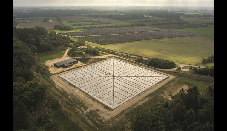 Fig. 5 Erdbeckenspeicher in Dronninglund, Dänemark [18].