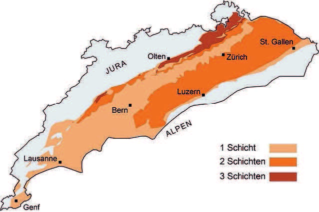 Fig. 5 Die Karte der Alpennordseite bezeichnet Gebiete, in denen die Geologen der Uni Bern die Gesteinsschichten für einen Porenspeicher mit Geomethanisierung grundsätzlich für geeignet halten. Ein Hauptkriterium für die Standortwahl ist die Zahl geeigneter Gesteinsschichten: Wo drei geeignete Gesteinsschichten übereinander liegen (Jurasüdfuss zwischen Olten und Schaffhausen), besteht die grösste Chance, mit einer Bohrung auf einen geeigneten Bereich für einen Porenspeicher zu stossen. Aber auch Gebiete mit nur zwei oder einer geeigneten Gesteinsschicht sind nach Einbezug weiterer geologischer Kriterien mitunter für einen Porenspeicher vielversprechend. Das gilt für den Raum Genf und einen Streifen vom Bodensee über Zürcher- und Zugersee bis nach Bern. Die Wissenschaftler stützen sich auf ein 3D-Modell des Schweizer Untergrunds, das unter anderem auf den bisherigen, meist erfolglosen Erdgas-Bohrungen und seismischen Untersuchungen beruht.
(© Universität Bern)