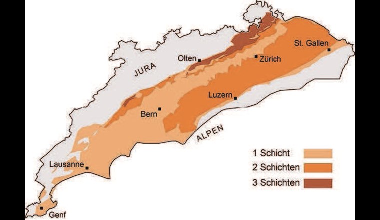 Fig. 5 Die Karte der Alpennordseite bezeichnet Gebiete, in denen die Geologen der Uni Bern die Gesteinsschichten für einen Porenspeicher mit Geomethanisierung grundsätzlich für geeignet halten. Ein Hauptkriterium für die Standortwahl ist die Zahl geeigneter Gesteinsschichten: Wo drei geeignete Gesteinsschichten übereinander liegen (Jurasüdfuss zwischen Olten und Schaffhausen), besteht die grösste Chance, mit einer Bohrung auf einen geeigneten Bereich für einen Porenspeicher zu stossen. Aber auch Gebiete mit nur zwei oder einer geeigneten Gesteinsschicht sind nach Einbezug weiterer geologischer Kriterien mitunter für einen Porenspeicher vielversprechend. Das gilt für den Raum Genf und einen Streifen vom Bodensee über Zürcher- und Zugersee bis nach Bern. Die Wissenschaftler stützen sich auf ein 3D-Modell des Schweizer Untergrunds, das unter anderem auf den bisherigen, meist erfolglosen Erdgas-Bohrungen und seismischen Untersuchungen beruht.
(© Universität Bern)