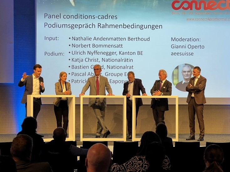 Podiumsgespräch mit namhaften VertreterInnen aus Politik und Wirtschaft (Bild: ©Geothermie-Schweiz / Roland J. Keller)