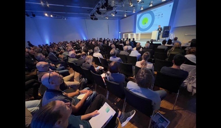 Vergleich von Marc Muller zwischen Ist (kleiner Punkt) und Soll (grosser Kreis) von nachhaltigen Energien in der Schweiz. (Bild: ©Geothermie-Schweiz / Roland J. Keller)