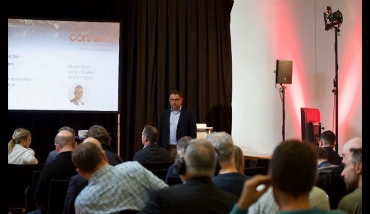 Vom SVGW moderierte Session «Wasser, eine Schlüsselressource zum Trinken und für Energie»
(Bild: ©Geothermie-Schweiz / Roland J. Keller)