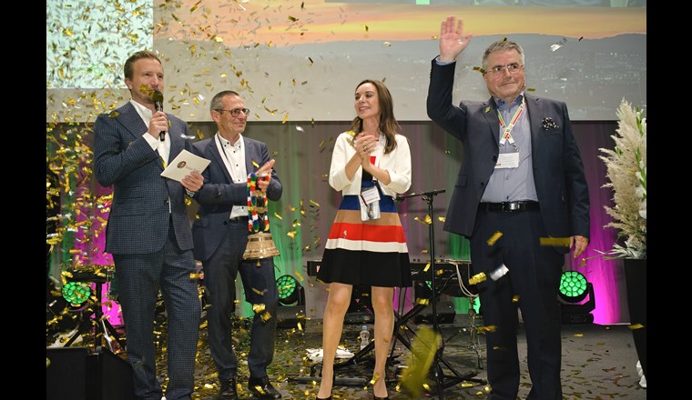 Gülden sollte es zum Abschied für den Initiator und langjährigen Organisator der Smart Energy Party, Kurt Lüscher, regnen. Von links: Moderator Stefan Büsser, Markus Burger, Katharina Müller, Kurt Lüscher.  (© Markus Senn)