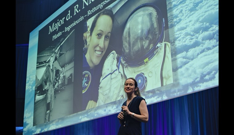 Kampfjetpilotin Nicola Winter will noch höher hinaus, als sie es mit dem Eurofighter eh schon tut. (© Markus Senn)