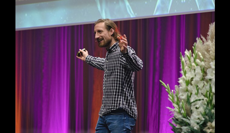 Molekularbiologe Martin Moder zeigte Möglichkeiten und Grenzen der Genetik auf. (© Markus Senn)