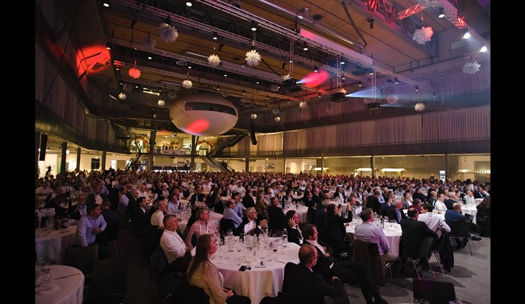 1100 Gäste, 132 Tische, beste Unterhaltung und einmalige Gelegenheit, alte Kontakte zu pflegen und neue zu knüpfen. (© Markus Senn)