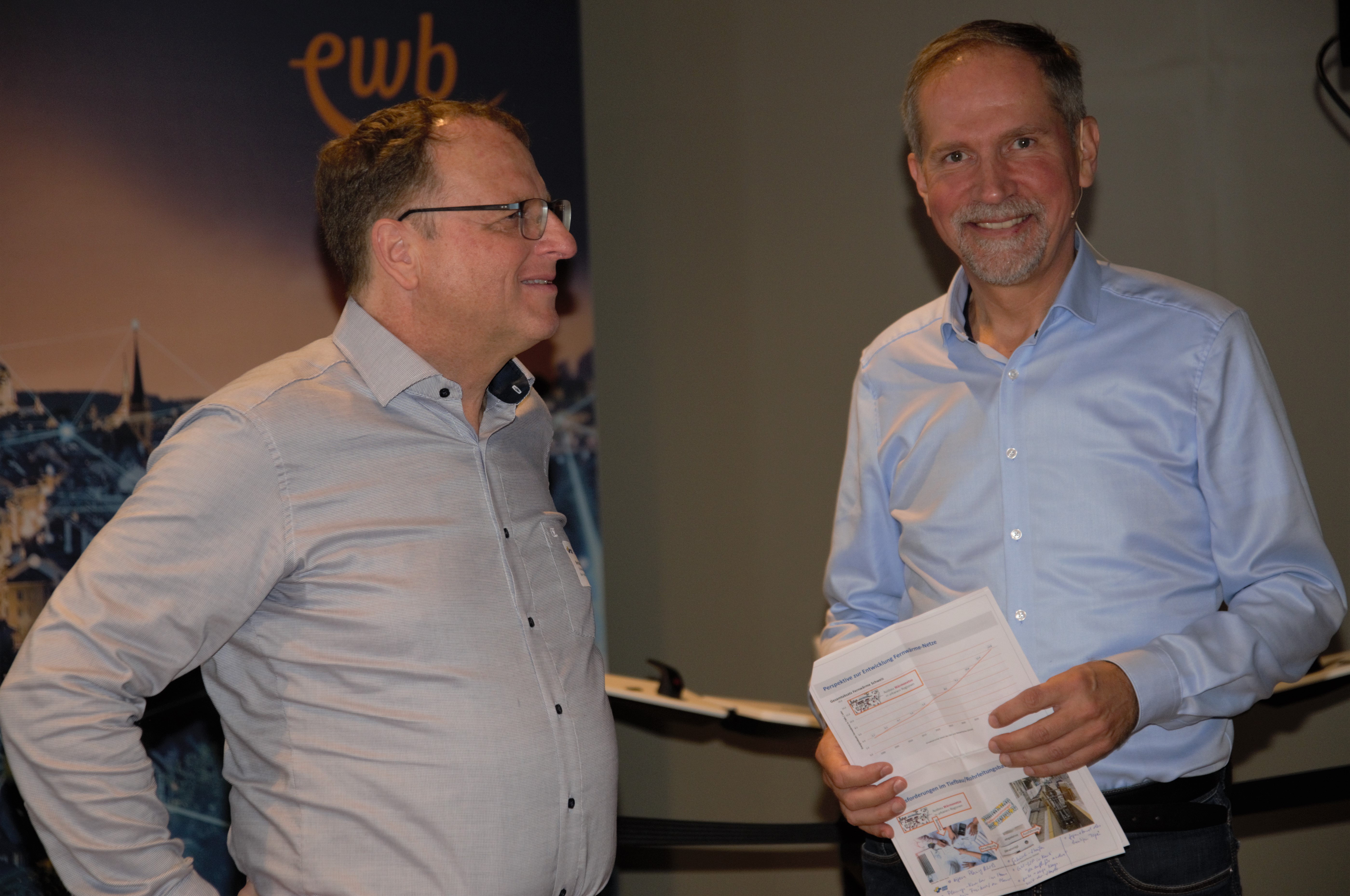 SVGW-Fachspezialist Fernwärme und Tagungsmoderator Bernhard Feuerhuber im Gespräch mit Michael Sarbach, CEO Regionalwerke AG Baden und Vorsitzender der Fernwärme-Hauptkommission des SVGW.