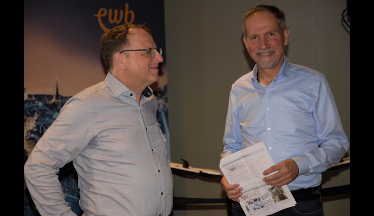SVGW-Fachspezialist Fernwärme und Tagungsmoderator Bernhard Feuerhuber im Gespräch mit Michael Sarbach, CEO Regionalwerke AG Baden und Vorsitzender der Fernwärme-Hauptkommission des SVGW.