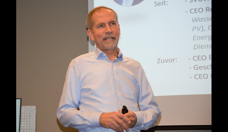 In seinem Begrüssungsreferat ging Michael Sarbach auf die Herausforderungen im Tief- und Leitungsbau ein:  Einerseits werde in der Energiestrategie der Ausbau von Wärmenetzen in urbanen Regionen gefordert, andererseits werde gerade dort der Platz immer knapper und der Leitungsbau immer anspruchsvoller.