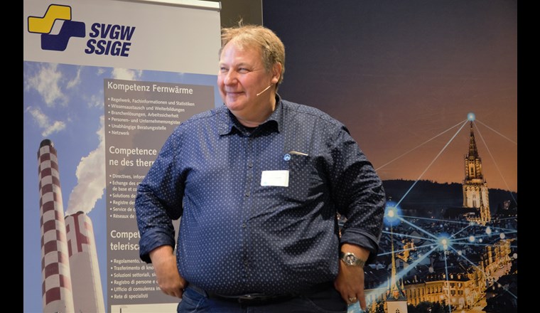 Martin Jutzeler, Leiter Systemoptimierung bei Energie Wasser Bern (ewb) hies die Teilnehmenden zunächst in der ewb-Energiezentrale willkommen und erläuterte später in seinem Referat Instrumente der Zustandsermittlung und Hilfsmittel, um den richtigen Ersatzzeitpunkt zu ermitteln.