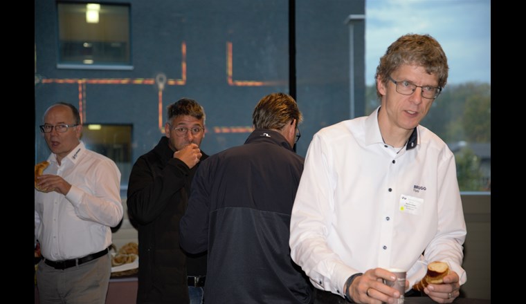 Sand ist nicht gleich Sand, wie Martin Kaiser (rechts) von der Brugg Rohrsystem AG in seinem Referat zur Bettung von Fernwärmeleitungen herausstrich: Leitungen aus Kunststoffmantelrohren sind ein anspruchsvolles System. Abweichungen von der gemäss Norm vorgesehenen Sandqualität führten zu teureren Lösungen bei der Trassengestaltung.