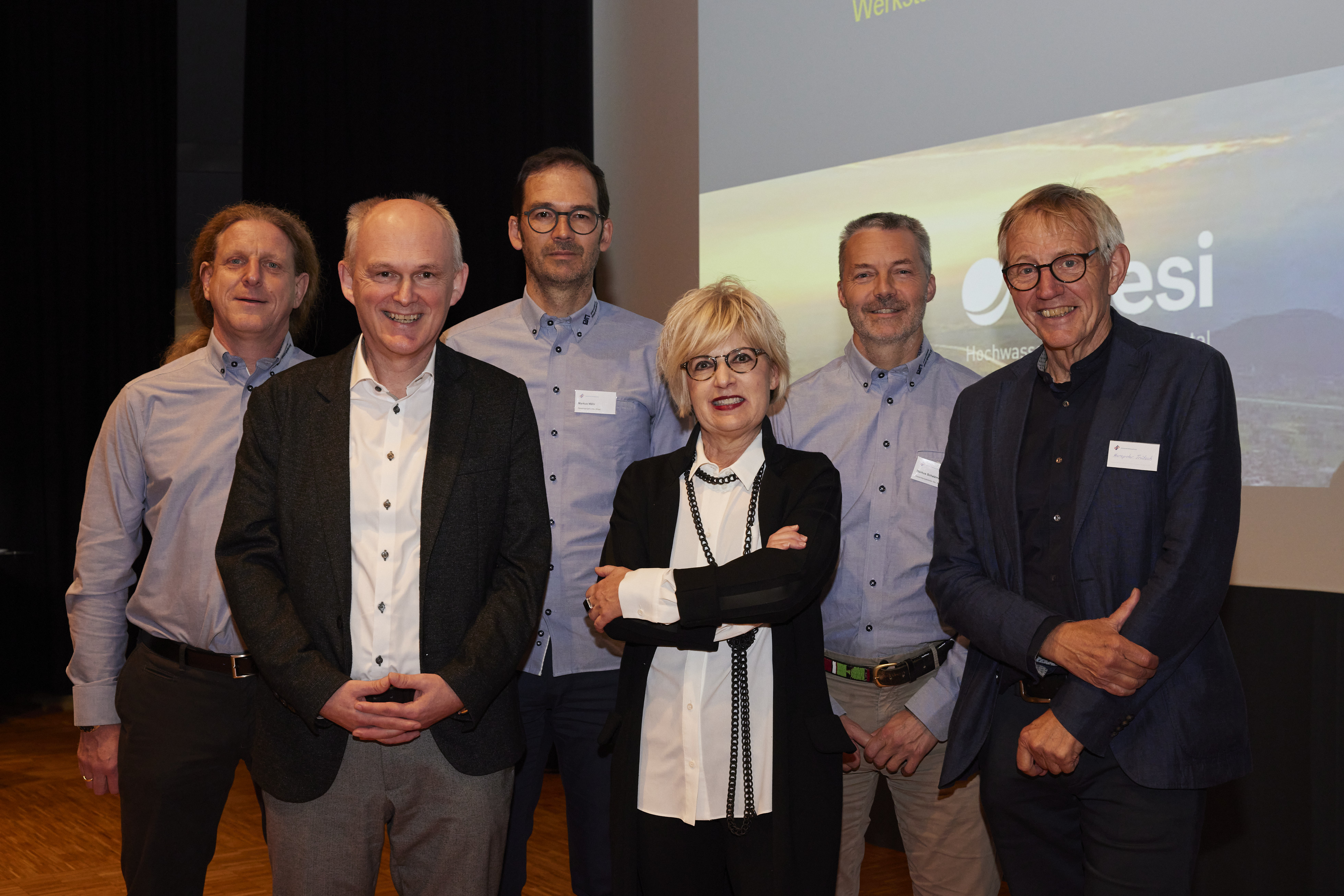 Bernhard Valenti, Projektleiter; Walter Sandholzer, Gemeinsame Rheinkommission; Markus Mähr, Gesamtprojektleiter Rhesi; Dr. Christa Köppel, Präsidentin des Wasserwerks Mittelrheintal und Koordinatorin aller vier regionalen Wasserversorger im St. Galler Rheintal; Markus Schatzmann, Gesamtprojektleiter-Stv. Rhesi; Hanspeter Trütsch, Moderation. (Bild: ©IRR / Benno Hagleitner)