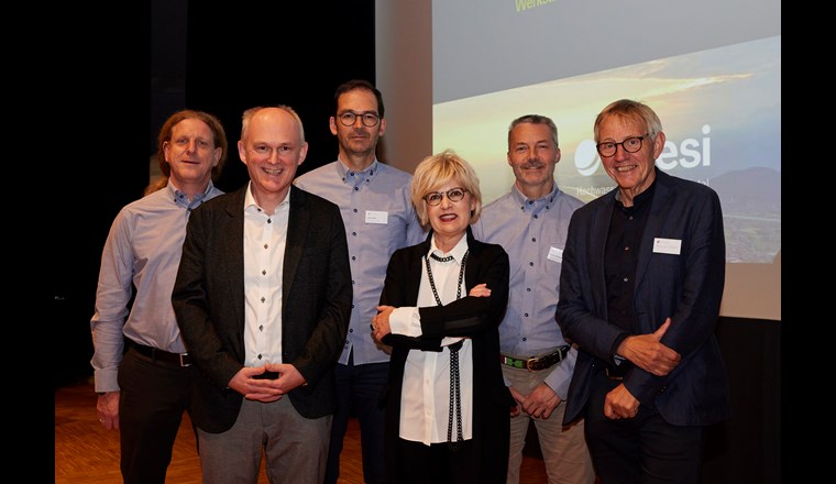 Bernhard Valenti, Projektleiter; Walter Sandholzer, Gemeinsame Rheinkommission; Markus Mähr, Gesamtprojektleiter Rhesi; Dr. Christa Köppel, Präsidentin des Wasserwerks Mittelrheintal und Koordinatorin aller vier regionalen Wasserversorger im St. Galler Rheintal; Markus Schatzmann, Gesamtprojektleiter-Stv. Rhesi; Hanspeter Trütsch, Moderation. (Bild: ©IRR / Benno Hagleitner)