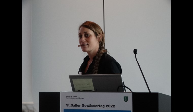 Gewässerökologin Nadine Sarbach (Atelier für Naturschutz und Umweltfragen)
Foto: Sicher/VSA