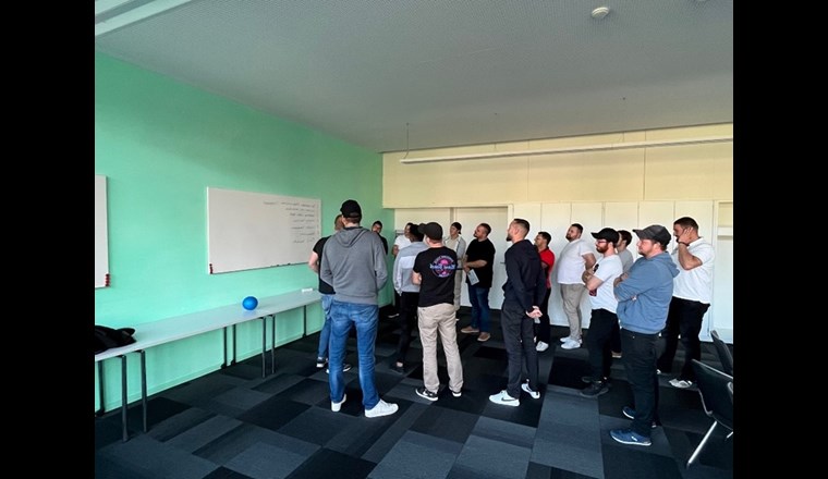 Gruppenarbeit zum gemeinsamen Erlernen eines Arbeitsablaufs zur Ausserbetriebnahme einer Anergieleitung.