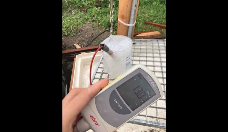Fig. 6b Temperaturmessung an einer Wasserstelle.(© Verein Bula 2021/Ch. Egli)