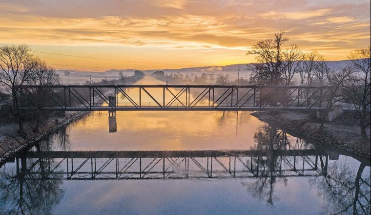 Hagneckkanal in Richtung Osten, unweit der NADUF Station Aare – Hagneck. (© AdobeStock)