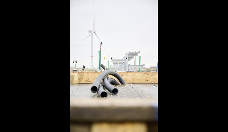 Auf dem alten Flughafengelände neben dem Hangar entsteht das Hydrogen Lab Bremerhaven. (© Hauke Müller)