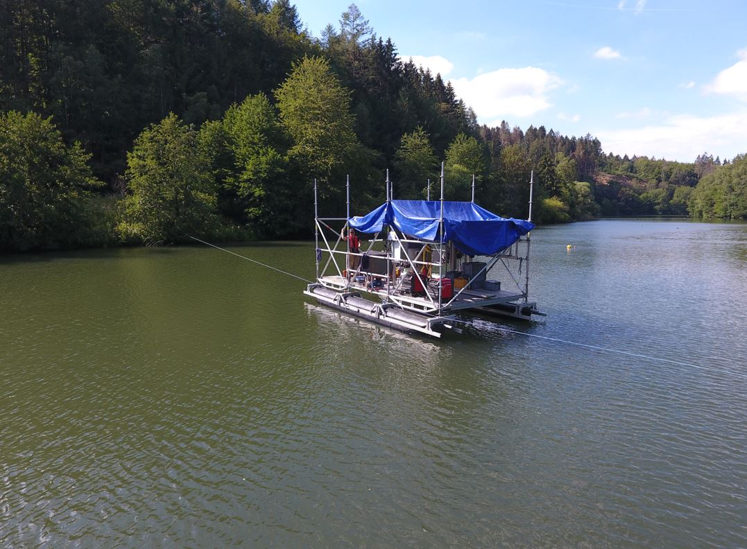 Die Arbeitsplattform, auf welcher der Saugkopf zur Methangasernte sowie Sedimentverlagerung installiert ist, bei einem Test auf der Wupper-Vorsperre. (Bild: ©TH Köln)