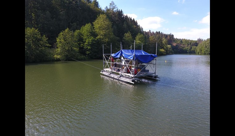Die Arbeitsplattform, auf welcher der Saugkopf zur Methangasernte sowie Sedimentverlagerung installiert ist, bei einem Test auf der Wupper-Vorsperre. (Bild: ©TH Köln)