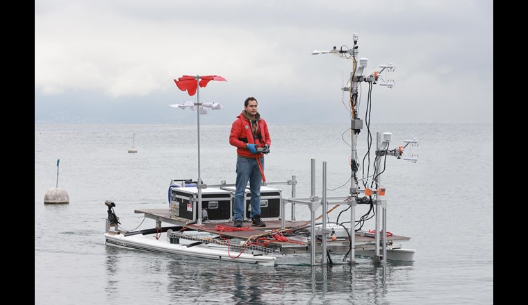 Mehrshad Foroughan utilise plusieurs instruments de mesure dont un catamaran autonome. (Image: ©Alain Herzog)