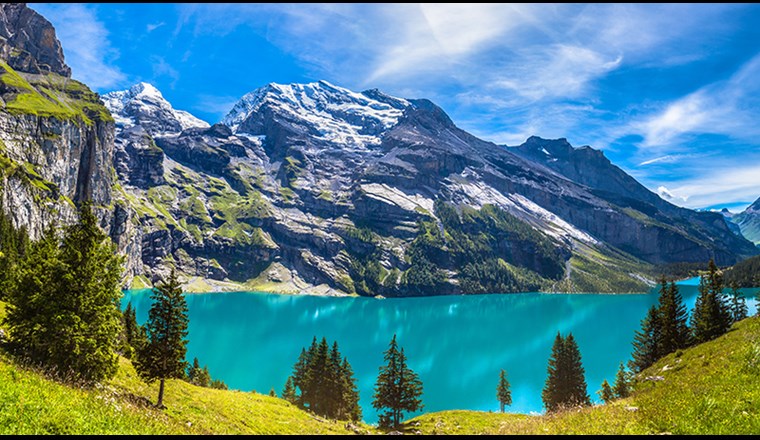 Oeschinensee bei Kandersteg im Berner Oberland (Bild: ©istock).