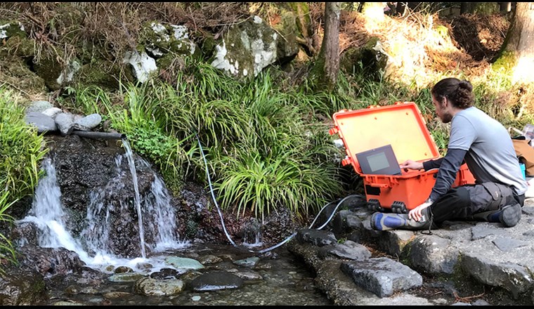 Oliver Schilling bei der Quellwasseranalyse am Mount Fuji. (Bild: T. Schilling)