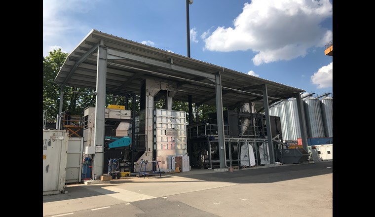 Die Basler Energieversorgerin IWB betreibt seit 2021 eine Pyrolyseanlage. Diese erzeugt aus der Verwertung von Holz Fernwärme für rund 170 Haushalte (insgesamt 1'500'000 kWh) und 550 Tonnen Pflanzenkohle für Hobbygärtner, Gärtnereien und die Landwirtschaft. (Foto: © IWB)