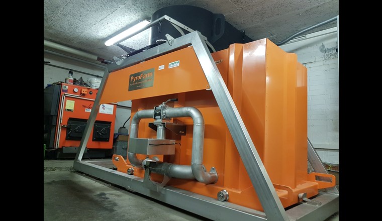 Seit November 2020 produziert die Pyrolyseanlage auf einem Bauernhof in Stettlen (Kt. BE) mit Holzhackschnitzeln als Substrat jährlich rund 50'000 kWh Heizwärme und 5 t Pflanzenkohle. Die Wärme wird für die Heizwärme- und Warmwasserproduktion von vier Wohnungen verwendet. (Foto: © F. Hanel)