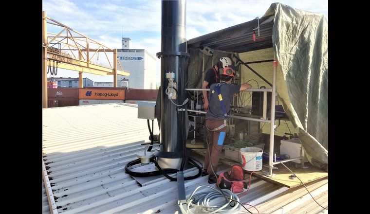 Zwei Forscher der FHNW führen in Basel auf dem Dach der Pyrolyseanlage der IWB Abgasmessungen durch. (Foto: © S. Gutzwiller)