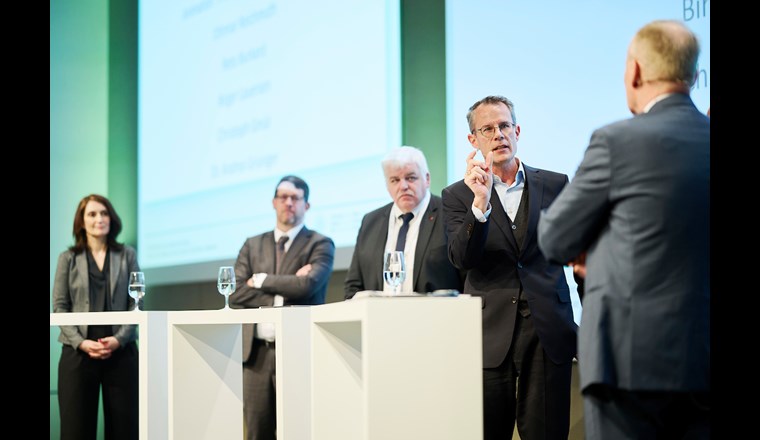 An der Podiumsdiskussion gingen die Teilnehmenden unter anderem der Frage nach, ob Fernwärme in Zukunft zur Grundversorgung zählen soll, so wie Wasser oder Strom. V.l.: Andrea Grüniger, Reto Burkard, Othmar Reichmuth, Matthias Sulzer von der Empa, der als Moderator agierte, und Birger Lauersen. (Quelle: Thermische Netze Schweiz/© Manu Friederich)