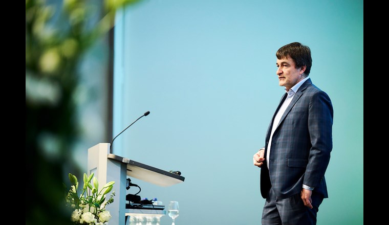 Geschäftsführer Andreas Hurni präsentierte den neuen Auftritt des Fernwärme-Verbands, der nun Thermische Netze Schweiz heisst. (Quelle: Thermische Netze Schweiz/© Manu Friederich)