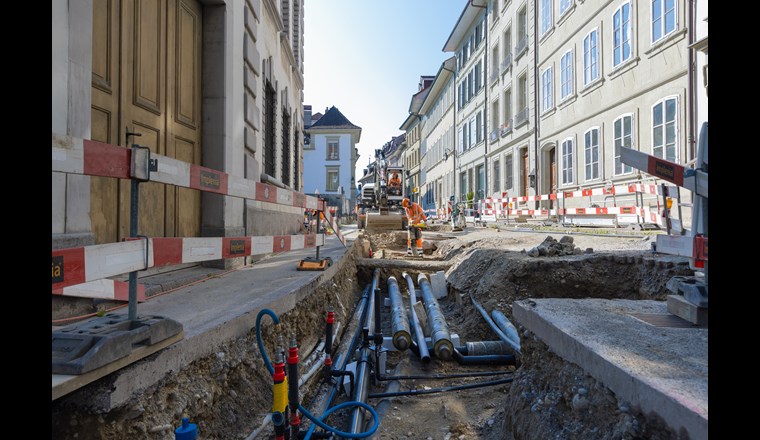 L’extension du réseau de chauffage à distance dans l’agglomération de Fribourg bat son plein: l'impression de travaux en vieille ville de Fribourg (CAD de Fribourg) ...