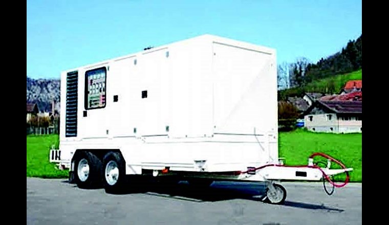Mobiler Diesel-Notstromgenerator der Energie Gossau AG. Bei längeren Stromausfällen kann er auf der ARA Gossau-Grüningen aufgestellt und ans
Notnetz angeschlossen werden.