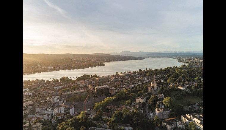 Im Vordergrund das Zürcher Enge-Quartier. Dort ist einer der grössten Verbunde am Stadtzürcher Seeufer am Entstehen. (© ewz)