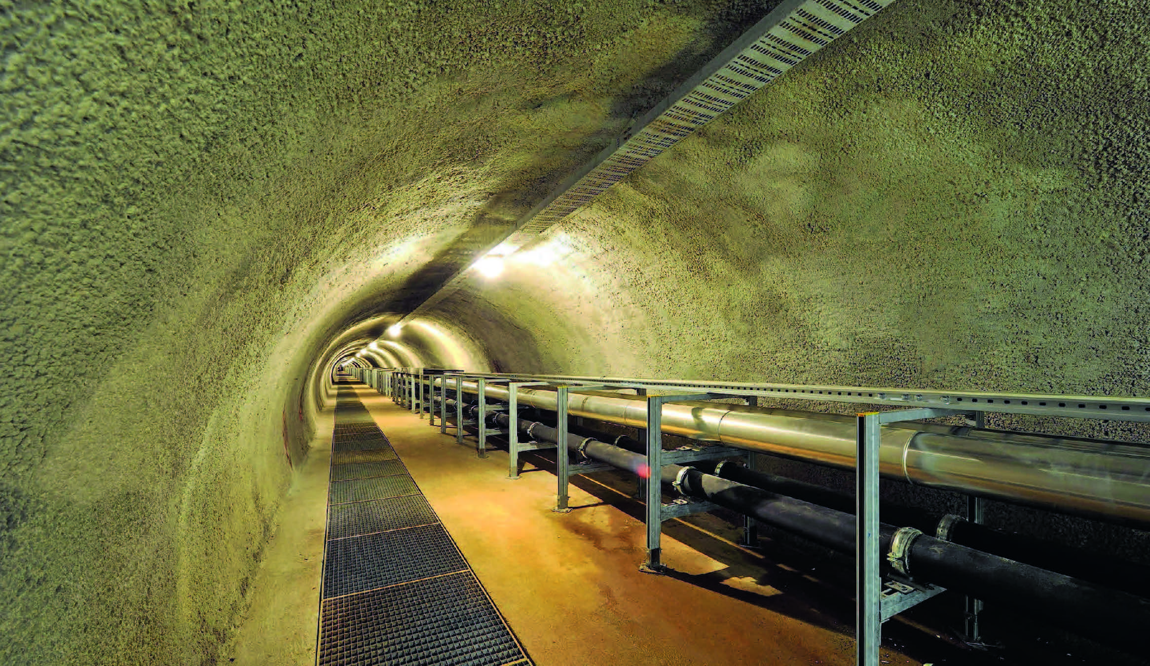 Wärmezentrale Kasino mit Fluchttunnel mit den Leitungen für Grundwasser und Fernwärme.