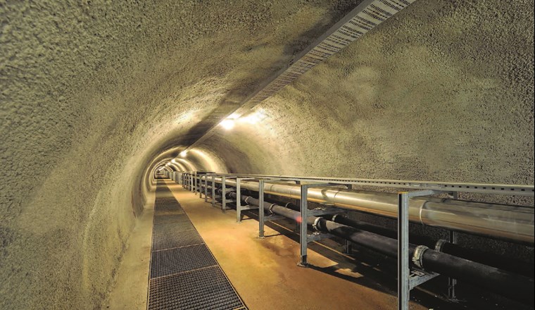 Wärmezentrale Kasino mit Fluchttunnel mit den Leitungen für Grundwasser und Fernwärme.
