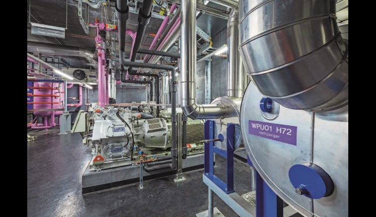 Ammoniak-Wärmepumpen (Grundwasser 14 MW Wärme, 8,2 MW Kälte) im Innern der Enerergiezentrale Torfeld Nord.