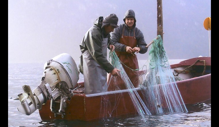 Ruedi Müller mit dem damaligen Luzerner Fischerei- und Jagdverwalter, Josef Muggli, auf Felchenfang (Bild: ©Robert Muggli, Archiv)