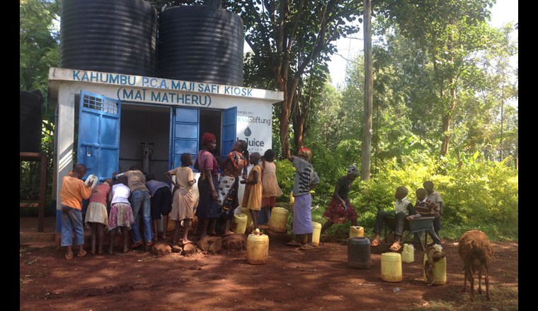 Rund ein Fünftel der Weltbevölkerung hat keinen Zugang zu sauberem Trinkwasser. Dennoch stossen Technologien zum Aufbereiten des Trinkwassers mancherorts auf Ablehnung. Welche psychologischen Faktoren die Nutzung unterstützen, zeigt ein neues «Modell der Wirkungspfade». Das Modell kann zur Gestaltung von Massnahmen verwendet werden, um die Nutzung dezentraler Wasseraufbereitungstechnologien wie den im Bild gezeigten Wasserkiosk in Githembe, Kenia, zu fördern. (Bild: ©Nadja Contzen)