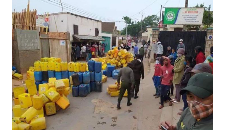 Die Trinkwasserversorgung in Madagaskar funktioniert momentan nur schlecht. In vielen städtischen  Quartieren haben die Bewohner kein fliessendes Wasser. Sie müssen den täglichen Wasserbedarf an Wasserkiosken mit Kanistern abholen und nach Hause tragen.
