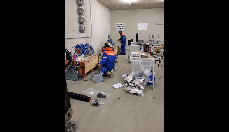 Beim Besuch des VKR-Kurses konnten sich die beiden JIRAMA-Mitarbeiter zum Thema Schweissen und Verlegen von PE-Leitungen weiterbilden.