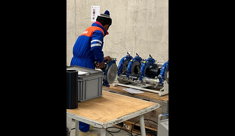 Beim Besuch des VKR-Kurses konnten sich die beiden JIRAMA-Mitarbeiter zum Thema Schweissen und Verlegen von PE-Leitungen weiterbilden.