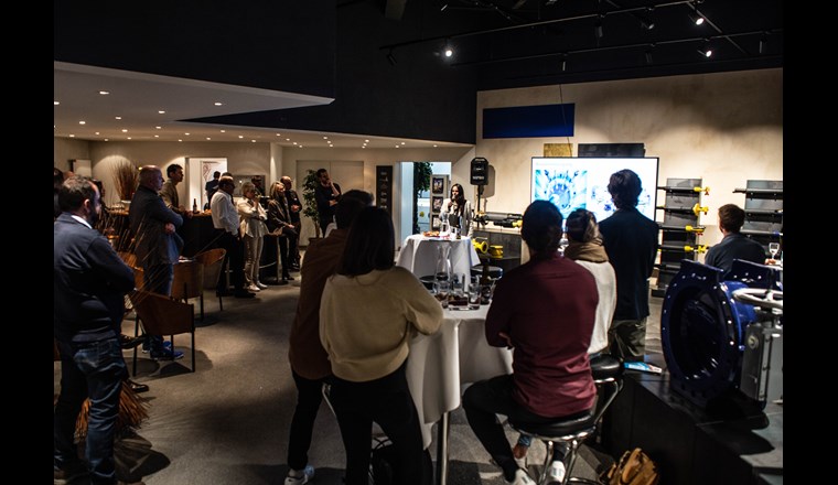 Fabienne Wild, Leiterin Marketing & Kommunikation Wild Armaturen AG begrüsst die Teilnehmerinnen und Teilnehmer zum Networking-Anlass anlässlich des Weltwassertags. (© Yannick Tiefenthaler)