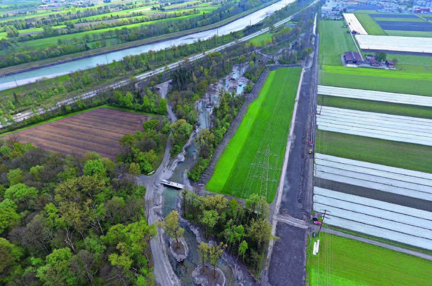 Der versetze Flusslauf im reaktivierten Auenwald und der zugeschüttete Kanal. Links oben sind die A13 und dahinter der Alpenrhein zu erkennen. 		  (© Amt für Wasser und Energie Kt. St. Gallen)