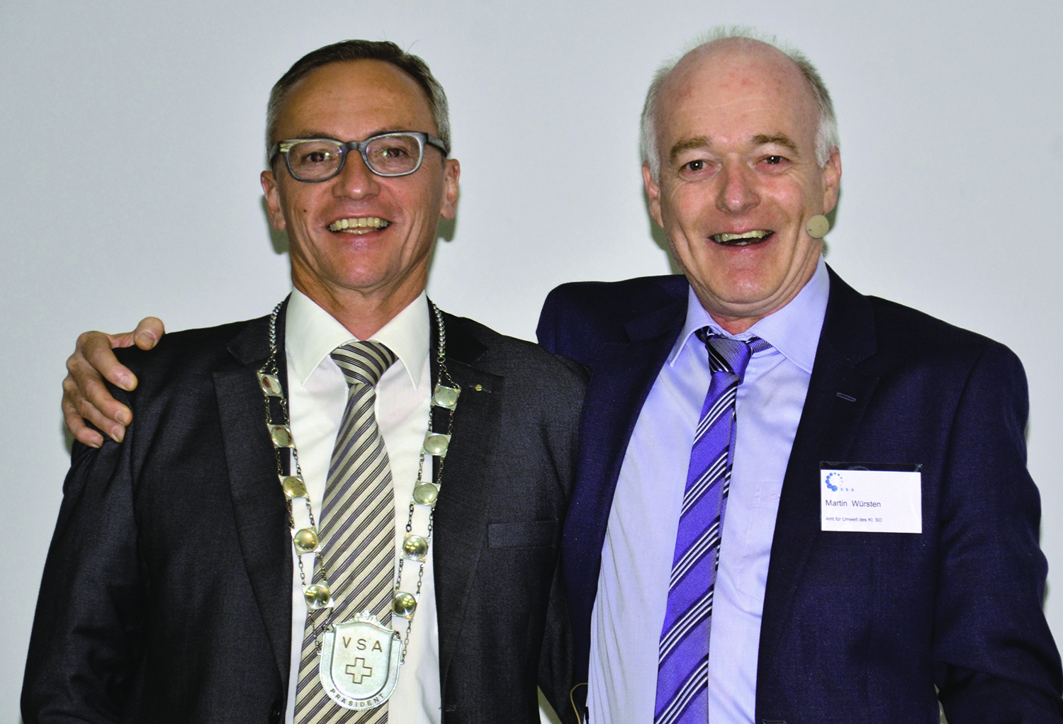 Heinz Habegger mit seinem Vorgänger Martin Würsten nach seiner Wahl an der Mitgliederversammlung 2014 zum VSA-Präsidenten. Bild VSA.